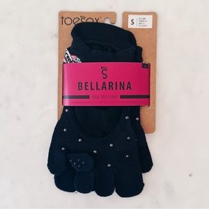 NEW Toesox Bellarina Full-Toe Yoga Grip Socks in Black w/ ‘Freedom’ graphic